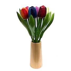 Kleine houten tulpen in een houten design vaas