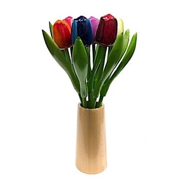 Kleine houten tulpen in een houten design vaas
