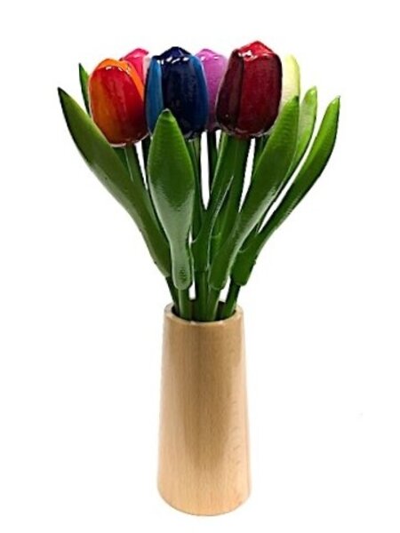 Kleine Tulpen aus Holz in einer Designvase aus Holz