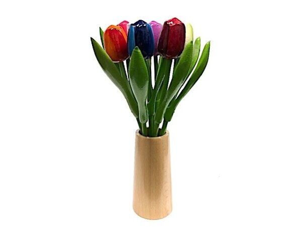 Kleine houten tulpen in een houten design vaas