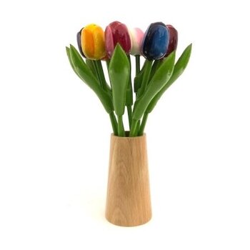 Grote houten tulpen in een houten design vaas