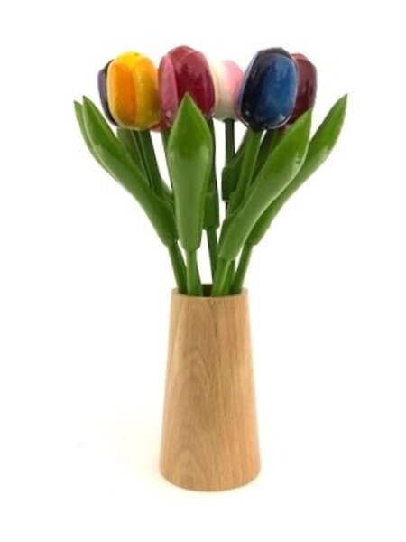 Große Tulpen aus Holz in einer Designvase aus Holz