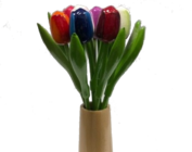 Houten tulpen in een design vaasje