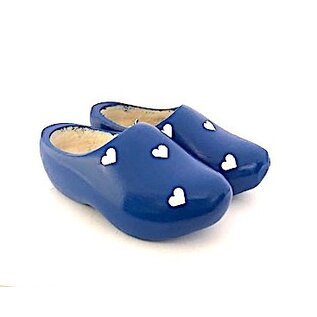 Holzschuhe mit Herzen in verschiedenen Farben