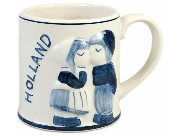 Mok met Delfts blauw kussend paartje