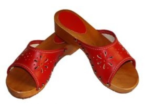 Holzsandalen mit rotem Obermaterial Holzsandalen mit rotem Obermaterial