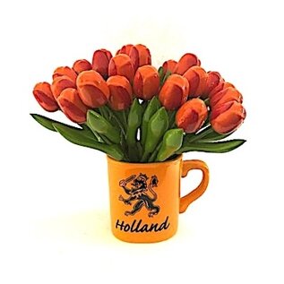 Hölzerne Tulpen in einem Löwenbecher