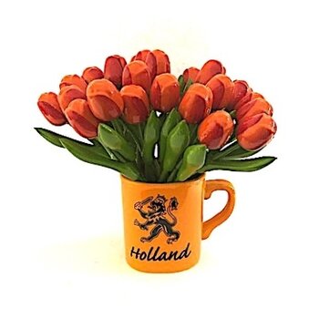 Hölzerne Tulpen in einem Löwenbecher