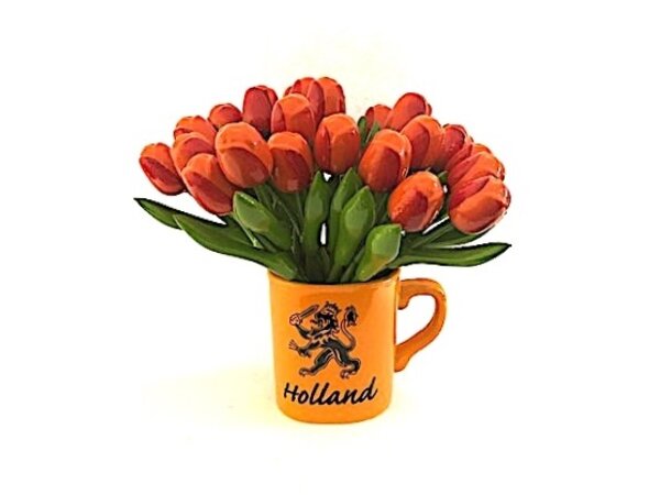 Hölzerne Tulpen in einem Löwenbecher Hölzerne Tulpen in einem Löwenbecher