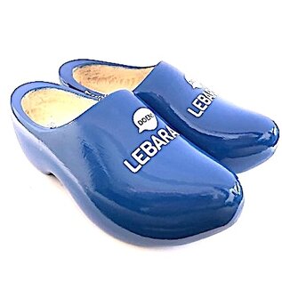 Holzschuhe mit Logo.