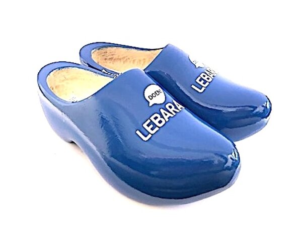 Holzschuhe mit Logo