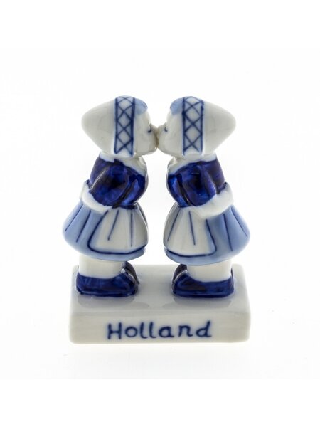 Delft blue kissing girls