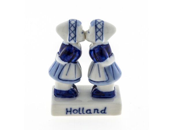 Delft blue kissing girls