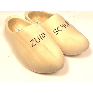 Holzschuhe mit Gravur
