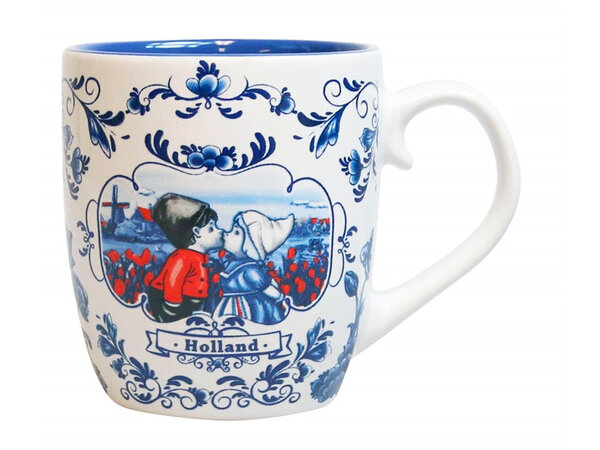 Delft blue cup with kissing couple