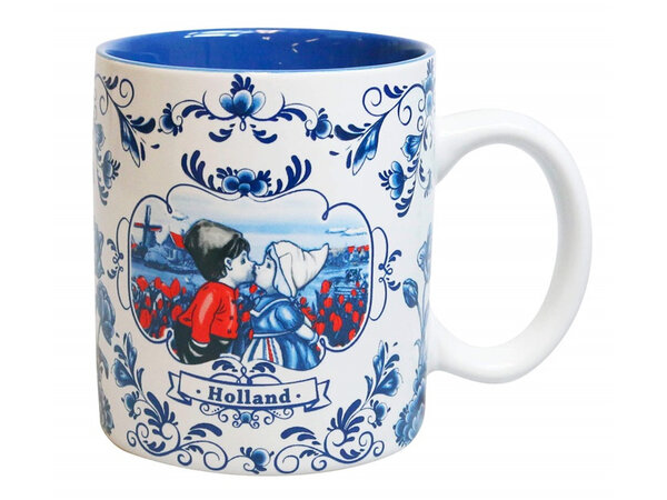 Delft blue mug with kissing couple