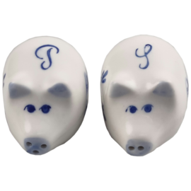 Salt and pepper set delft blue pigs