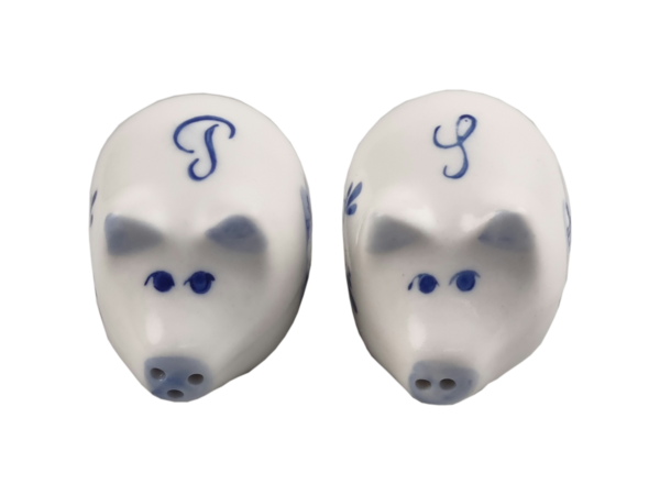 Salt and pepper set delft blue pigs Salt and pepper set delft blue pigs