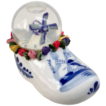 Schneekugel mit einer Windmühle auf einem Holzschuh