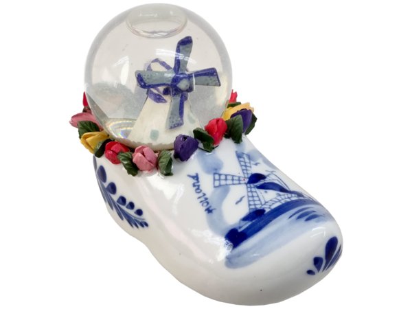 Schneekugel mit einer Windmühle auf einem Holzschuh