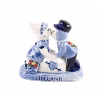 kissing couple delft blue | Delft Blue performance with a kissing couple