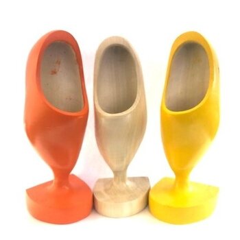 Clogs on feet in color Clogs on feet in color