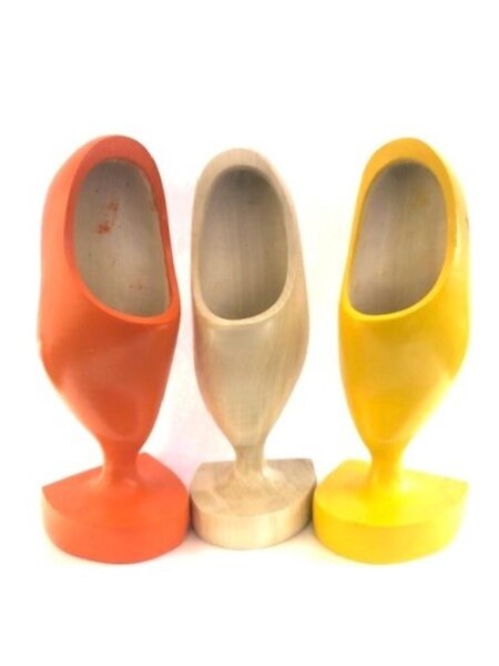 Clogs an den Füßen in Farbe