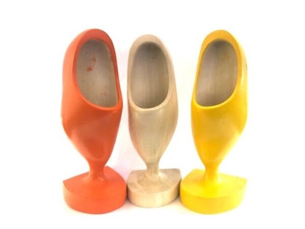 Clogs on feet in color