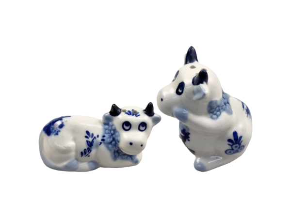 Salt and pepper set of cows