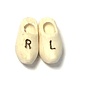 Corsage mit orangefarbenen Clogs mit Text