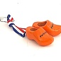 Corsage mit orangefarbenen Clogs mit Text