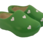 Appeltjesgroene kinderklompjes met hartjes