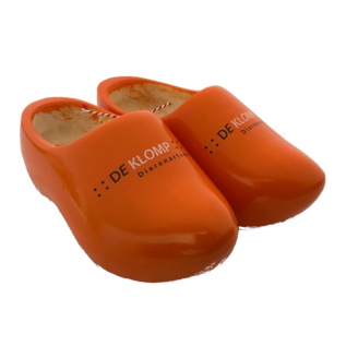 Holzschuhe mit Logo.