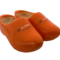 Holzschuhe mit Logo.