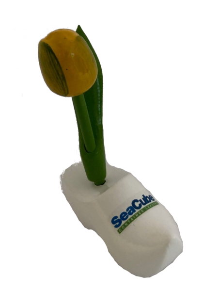 Houten tulpje op een klomp met logo