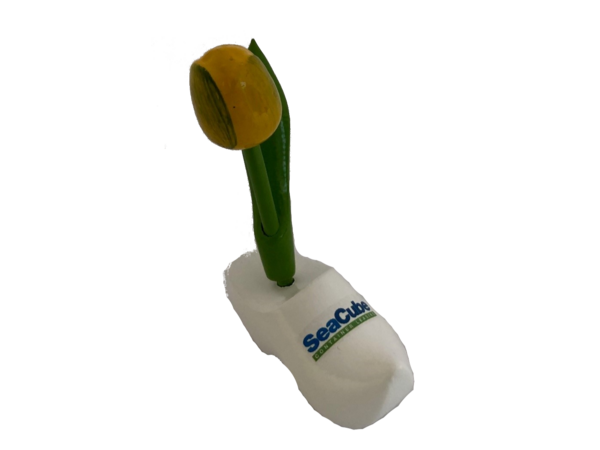 Holztulpe auf Clog mit Logo