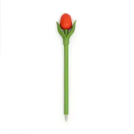 Orangefarbene Tulpe aus Holz auf einem Kugelschreiber