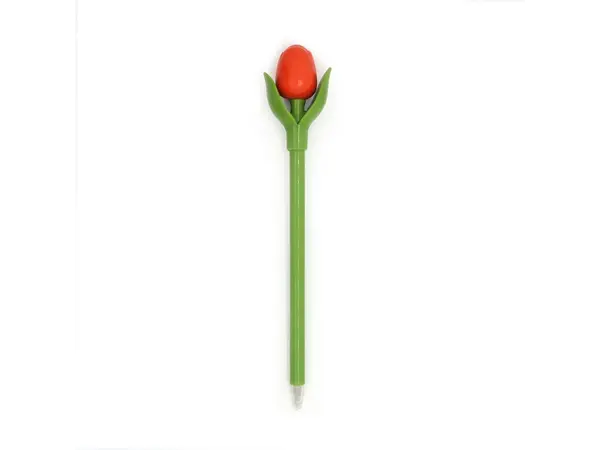 Oranje houten tulp op een balpen
