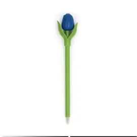 Blaue Tulpe aus Holz auf einem Kugelschreiber