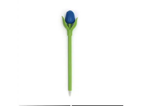 Blauwe houten tulp op een balpen