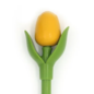 Gele houten tulp op een balpen