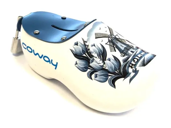 Moneybox clogs with text