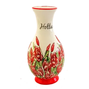 Vase mit roten Tulpen
