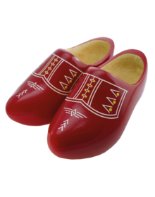 Rote Holzschuhe mit Zierleiste