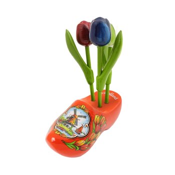 Hölzerne Tulpen auf einem orangefarbenen Clog