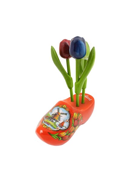 Hölzerne Tulpen auf einem orangefarbenen Clog