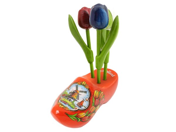 Hölzerne Tulpen auf einem orangefarbenen Clog