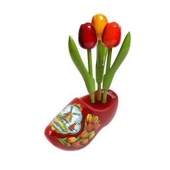 Roter Clog mit Holztulpen