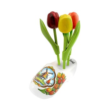 Hölzerne Tulpen auf einem weißen Clog