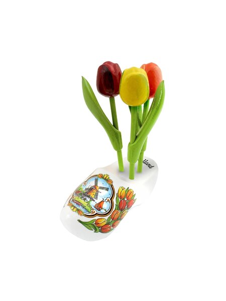 Hölzerne Tulpen auf einem weißen Clog